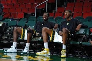 前队友回忆杜兰特初次品尝葡萄酒的模样，称其渴望展现更成熟的一面以更好地融入球队。