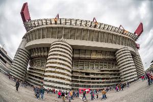 杰纳斯指出，圣西罗的内部环境非常糟糕，更衣室空间狭小，且厕所仅有一个蹲位。