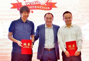 经济观察报报道：李铁因拒绝打假球输给深圳队，据称涉及5000万，并曾希望李玮锋助球队保级。