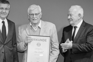 拜仁俱乐部官方发文悼念95岁荣誉会员菲希特尔逝世