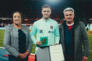 官方：莱比锡中场鲍姆加特纳助力乌干达教育慈善，获公平竞赛奖