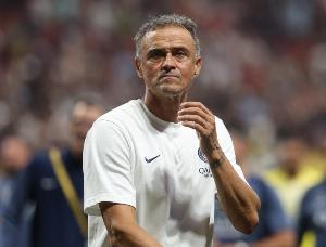 据《队报》报道，巴黎一线队与青训队之间关系紧张，主要存在沟通不顺畅及权力分配上的摩擦等问题。