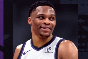 国王官方宣布：球队已正式与9届全明星威少签订一份年薪360万的合同。