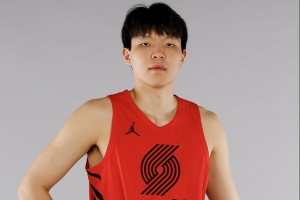 媒体人指出，季前赛中杨瀚森两次因6犯被罚下，其犯规问题亟待解决。