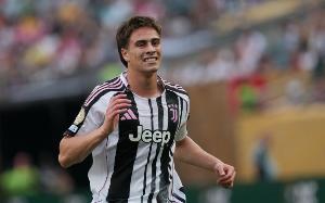 据《都灵体育报》消息，尤文图斯在对阵科莫的比赛中，或将以弗拉霍维奇、伊尔迪兹和孔塞桑组成三叉戟。