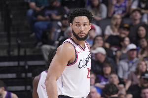 知名记者透露，尼克斯队曾考虑将威少作为替补控卫的人选，而目前本·西蒙斯是该位置的热门人选。