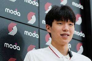 杨瀚森在常规赛中面临了更多挑战，亟需通过持续积累经验来加快减少防守失误的进程。