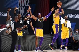 铁林表示，湖人队的进攻能力平平，自己接球时感觉如同接到手榴弹，必须迅速出手投篮。