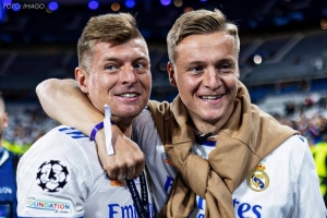 天空体育：克罗斯兄弟已注册成为纽卡斯尔联会员，俱乐部向他们赠送了主场球衣。