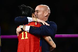 深陷“强吻门”！西媒：西足协前主席鲁比亚莱斯将出书讲述该事件