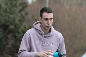 承认制作儿童不雅视频后，前英超名哨库特被控试图引诱男裁判。