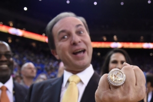 拉科布：勇士十年四冠的伟业无人能及，目标如同老巴斯一般，率队16次闯进总决赛。