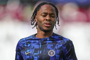 周薪高达32.5万英镑却无球可踢，30岁的斯特林身价已暴跌至700万欧元，与6年前巅峰时期的1.6亿欧元形成鲜明对比。