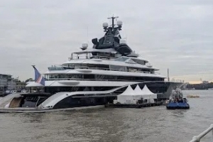 身价高达110亿镑！太阳报披露，富勒姆老板价值3.4亿镑的游艇被发现停泊在泰晤士河。