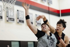 队记：杨瀚森在克林根身边恐难触及巅峰，罗威健康时对比赛的影响力更胜杨瀚森。