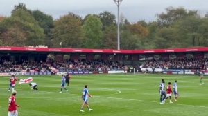 《镜报》：球迷闯入赛场抗议内维尔“中年白男”言论，曼城警方已将相关人员逮捕。