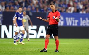 在吉尔-曼萨诺执法巴萨的44场比赛中，巴萨方面共收到了12张红牌。