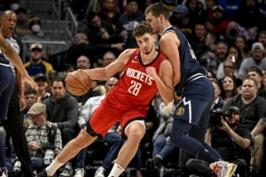 马龙：申京如今扮演的角色与约基奇相仿，是球队进攻的枢纽。