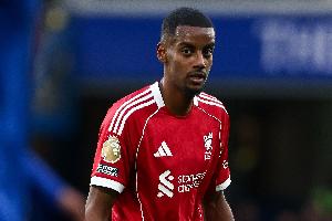 邮报消息，伊萨克在第84分钟被替换下场，离开水晶宫赛场，原因是AI工具检测到其存在受伤风险。