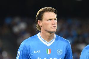 迪马消息：麦克托米奈有望在欧冠首发出战，霍伊伦因缺席训练而成疑。