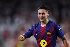 巴萨锋线人员告急！据《每日体育报》报道，球队在训练中安排巴德吉、亚马尔与拉什福德组成三叉戟组合。