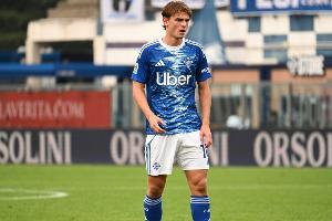 186帕斯体重不足150斤，面对尤文毫不畏惧，16次对抗中成功7次。