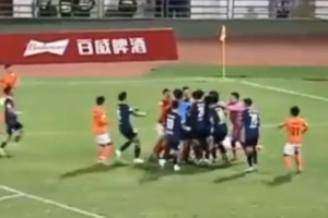 川足联赛赛场突发冲突，一名球员踝关节遭踩踏致骨裂