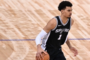 文班表示，对于外界仍在讨论他的身高感到惊讶，并直言自己比其他人高，希望大家知晓这一点即可。