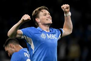 意天空：麦克托米奈有望在本轮欧冠中代表那不勒斯首发，霍伊伦将继续缺席。