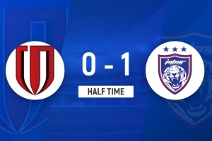 成都蓉城半场0-1落后柔佛新山，胡荷韬伤退，球队控球率达六成但未能取得射正。