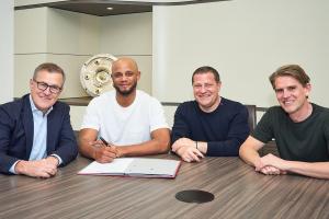 15年来首次！在经历8任主帅更迭后，孔帕尼成为继范加尔之后第一位与拜仁续约的主教练。