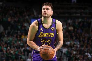 知名记者预测，湖人队新赛季在西部将位列第六或第七，具体排名将取决于球队赛季初的表现。