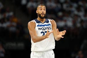 戈贝尔：我将依靠团队的力量去竞争我的第五座DPOY，这就是我的心态。