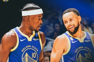 勇士官方发布赢球海报，库里与巴特勒共同登上封面，海报标题为“鬓微霜又何妨？”