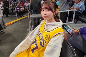 詹姆斯身后的美女是谁？日本性感女星！身材犯规！还是库里球迷？