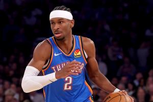 亚历山大砍下35分5篮板5助攻2抢断2盖帽，且多场比赛得分上双，追平詹姆斯、哈登、字母哥，成为现役第四位达成此成就的球员。