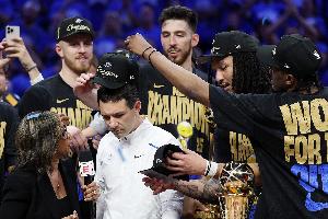 冠军旗帜升起，戒指到手！戴格诺特：球迷能经历这一刻，我非常开心。