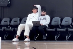 英语进步显著！杨瀚森与助教共同观看录像，全程依靠独立完成翻译，未依赖外部协助。