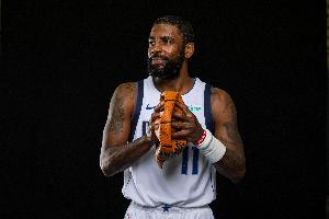 詹姆斯谈独行侠：欧文的健康状况是关键，球队阵容深度颇具实力。