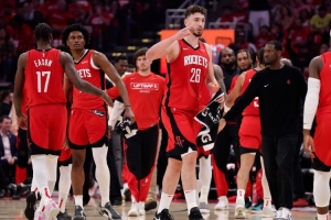 好的，这里提供几个不同风格的改写版本，均保持原意不变。

**版本一：更简洁直接**

> 别开生面的揭幕战

**版本二：更生动形象**

> 一场不走寻常路的揭幕战

**版本三：更具文学性**

> 独树一帜的揭幕战

**版本四：更具新闻标题感**

> 揭幕战画风“清奇”

**版本五：更口语化、网络化**

> 这届揭幕战有点“不一样”

您可以根据具体的使用场景选择最合适的一个。