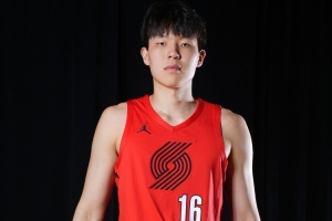 杨瀚森的NBA常规赛首秀表现平平，他仍有不少方面需要提升。