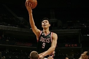 中国球员常规赛首秀战况：易建联砍下全场最高9分，即便是姚明也曾遭遇0分2犯规的开局。