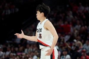 5分钟贡献2分1篮板！苏群点评杨瀚森：起点虽显不足，但NBA赛场本就如此严苛。