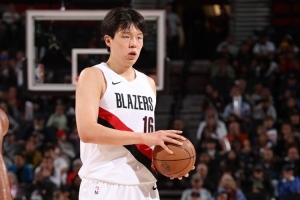 媒体人：小杨应已领悟，在NBA立足需主动出击，当仁不让且善用头脑。