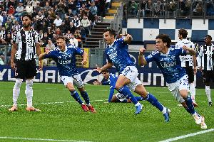 《卫报》消息，在巴塞罗那与比利亚雷亚尔的海外赛被取消后，AC米兰与科莫的海外比赛或面临同样命运。