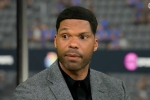 球迷调侃莱斯科特植发：阿尔特塔真是好心，把自己的头发借给了他。