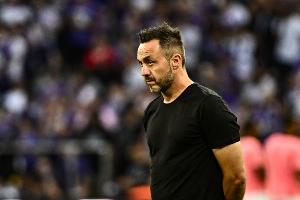 德泽尔比因球队在少一人的情况下被绝杀而愤怒，赛后炮轰裁判称其水平不足以执法该级别比赛。