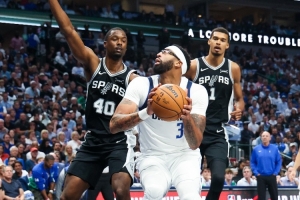 浓眉生涯14个赛季揭幕战11负，詹姆斯则以14次成为历史揭幕战失利王。