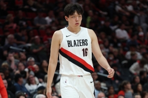 罗威伤缺，杨瀚森提前直面NBA核心强度，亦是巨大挑战。