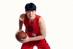 媒体人：杨瀚森在尝试融入比赛节奏时移动偏慢，这需要一个过程，慢慢来即可。